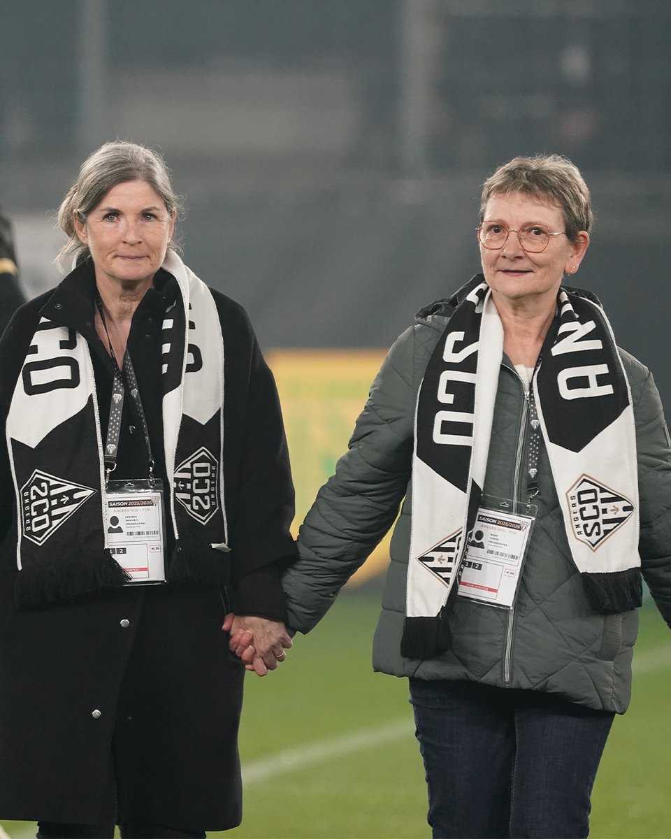 AngersSCO's tweet photo. Aujourd'hui, Angers SCO souhaite mettre à l'honneur deux salariées du Club pour leur engagement, professionnalisme, et loyauté :

Mme Geneviève Landeau, assistante de Direction du Centre de Formation, au Club depuis 37 ans, et Madame Isabelle Radet, Cheffe comptable, au Club depuis plus de 20 ans 🫂

Le Club leur a remis récemment la médaille du travail et a eu le plaisir de les accueillir au milieu de la pelouse pour donner le coup d'envoi fictif du match 🖤🤍
