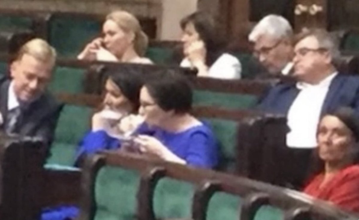 Od 12 lat wypominają mi coś,co sami na Sali Plenarnej bez skrępowania robią.
Pan poseł Hołownia w pierwszym rzędzie…
Pozdrawiam was głodomory i spragnieni…
Rozumiecie mnie teraz?