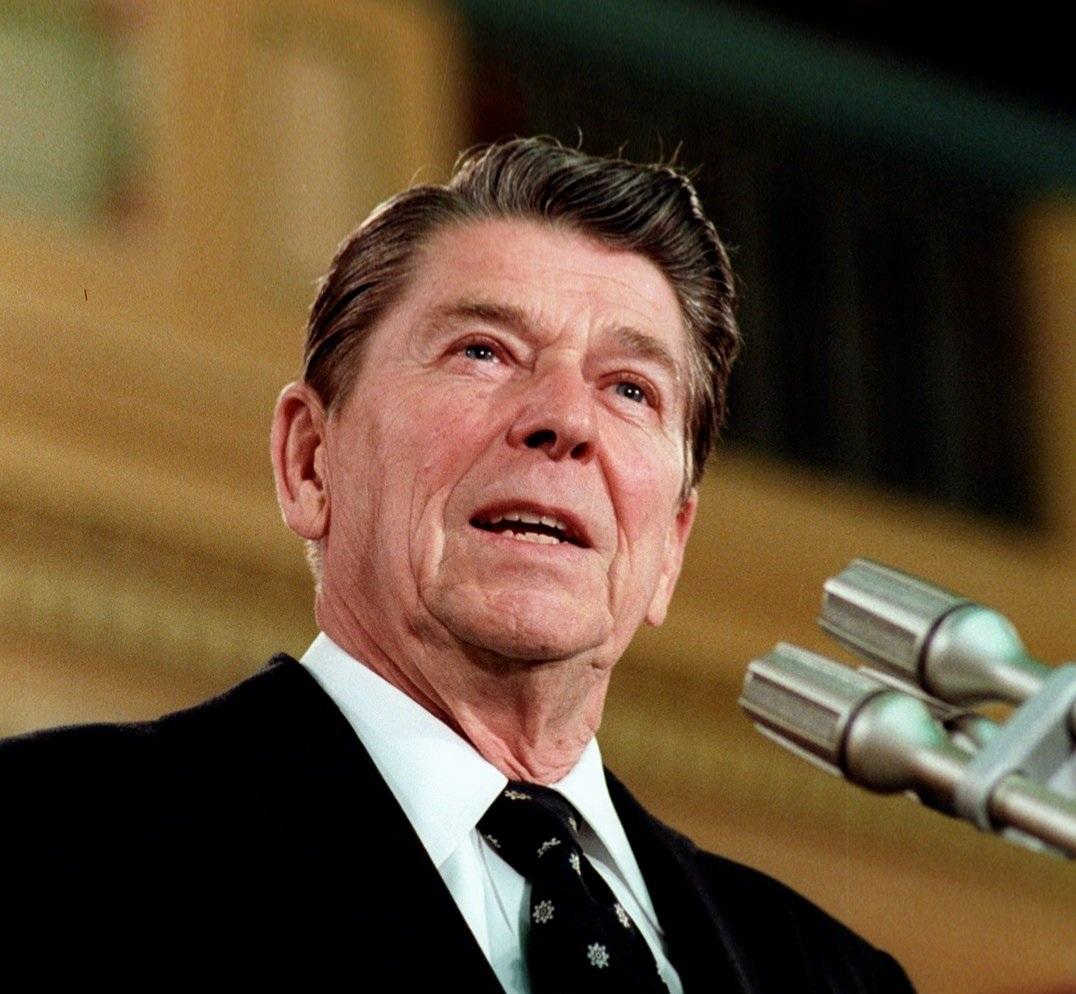 QuotesforGoal's tweet image. “Debemos rechazar la idea de que cada vez que se rompe la ley la culpable es la sociedad y no el transgresor de la ley. Es hora de restaurar el precepto que cada individuo es responsable de sus acciones”  

Ronald Reagan