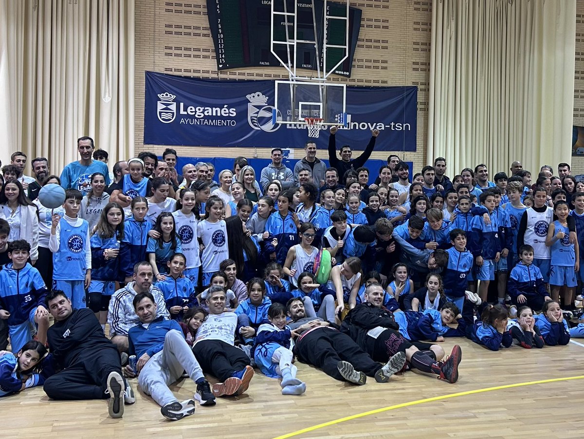 AytoLeganes's tweet photo. 🏀 La gran familia del @basketleganes ha celebrado hoy su fiesta de Navidad con todos los equipos de la cantera, con partidillos entre los niños y niñas, entrenadores y padres. 
El alcalde @marecuencopp el primer teniente de alcalde @CarlosULEG la concejala @maryestsan y las ediles de @VOX_leganes han participado de la fiesta