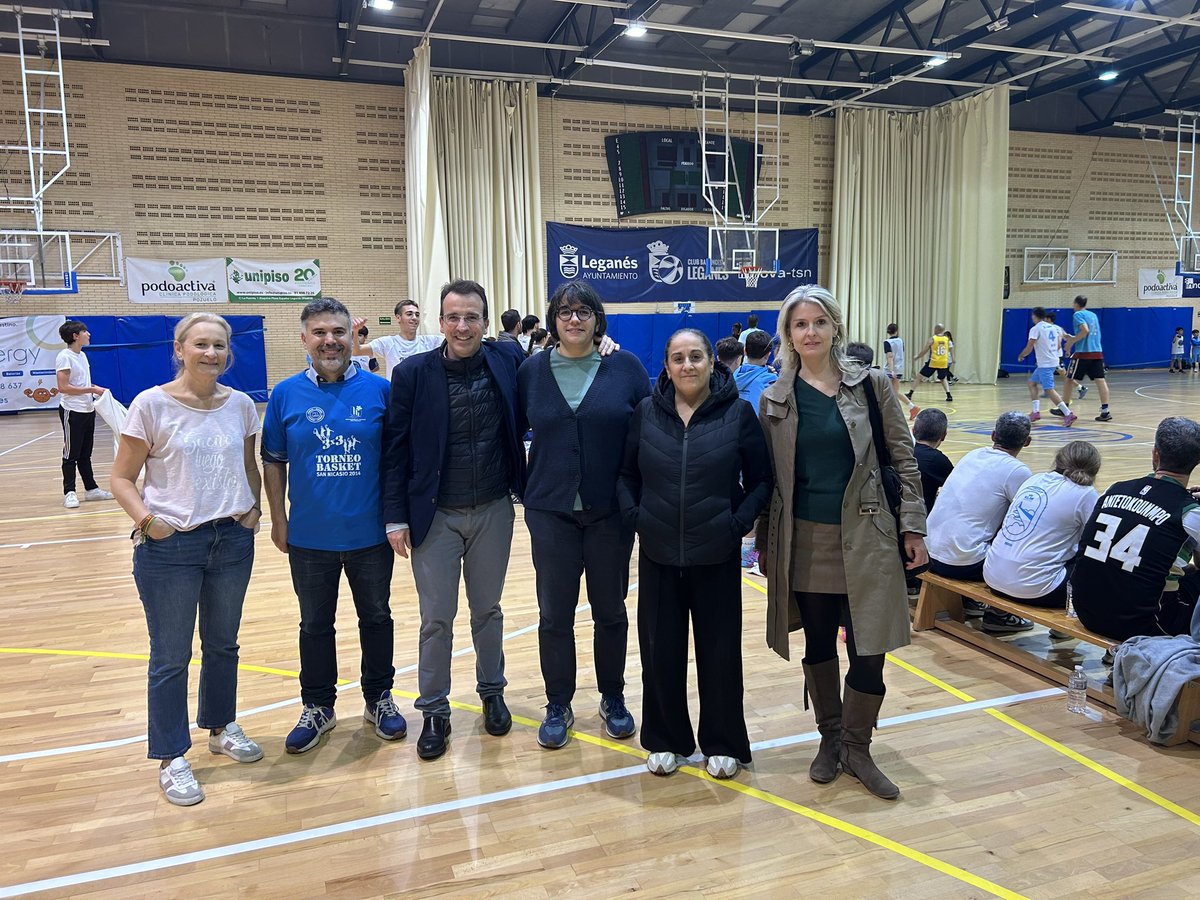 AytoLeganes's tweet photo. 🏀 La gran familia del @basketleganes ha celebrado hoy su fiesta de Navidad con todos los equipos de la cantera, con partidillos entre los niños y niñas, entrenadores y padres. 
El alcalde @marecuencopp el primer teniente de alcalde @CarlosULEG la concejala @maryestsan y las ediles de @VOX_leganes han participado de la fiesta