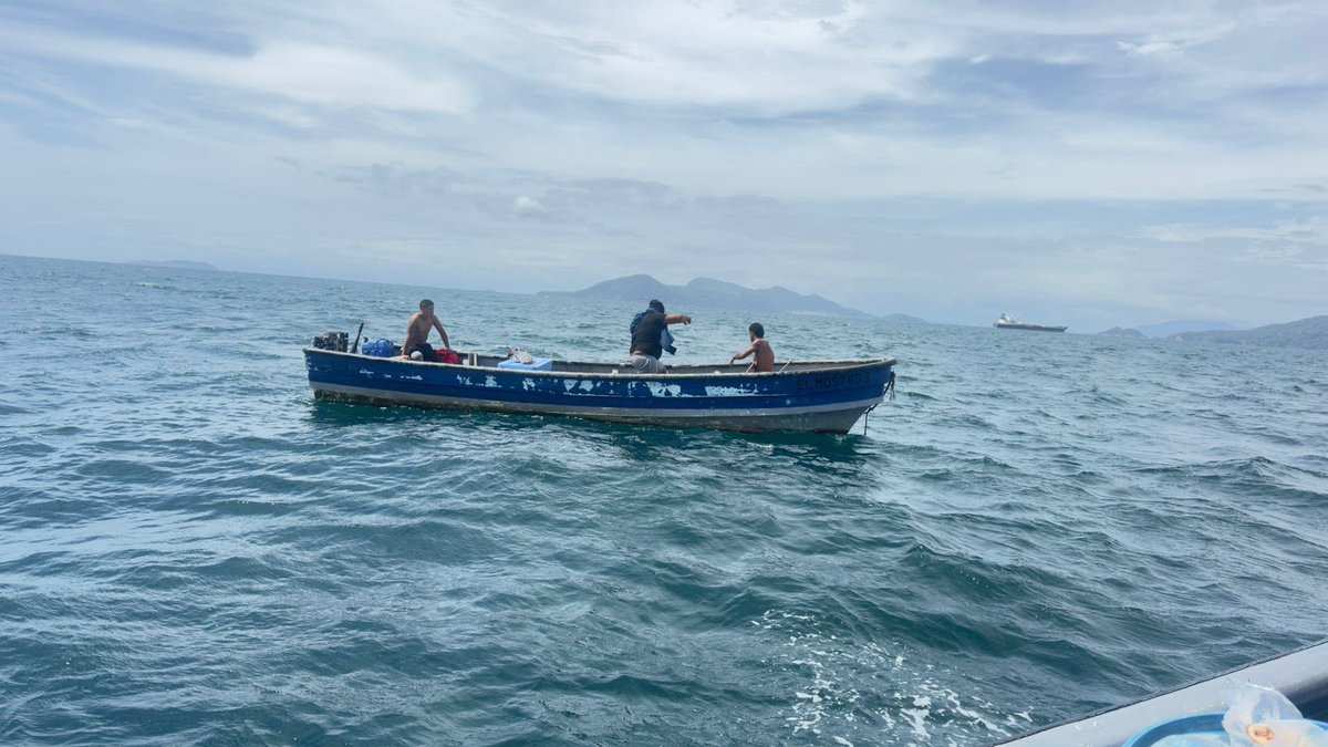 Unidades #Aeronavales realizaron el rescate de una embarcación que quedó a la deriva por desperfectos mecánicos. 
Sus tres tripulantes fueron puestos a salvo y trasladados a un muelle seguro.

#AeronavalTeCuida