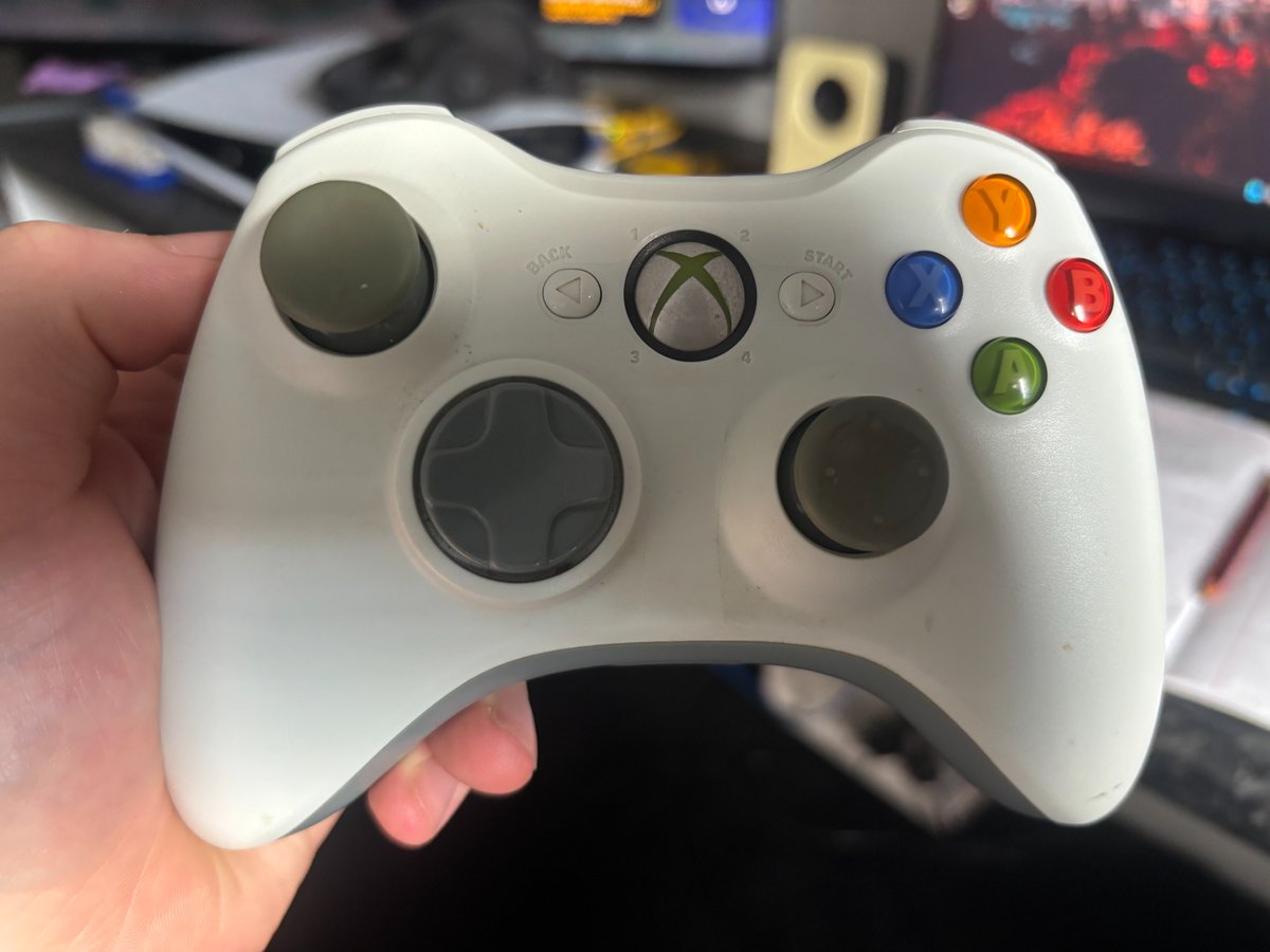 mitchBANDICOOT's tweet photo. ニンジャガイデン２をクリアしたのは初めてです！。ところで、10年ぐらいぶりXBOX360で、ゲームをプレイしました。子供の頃、学校が終わるあと帰るとき学校の友達とXBOX360オンラインゲームをよくプレイしました。このコントローラーがめっちゃ懐かしい https://t.co/0uXJrcqG0j