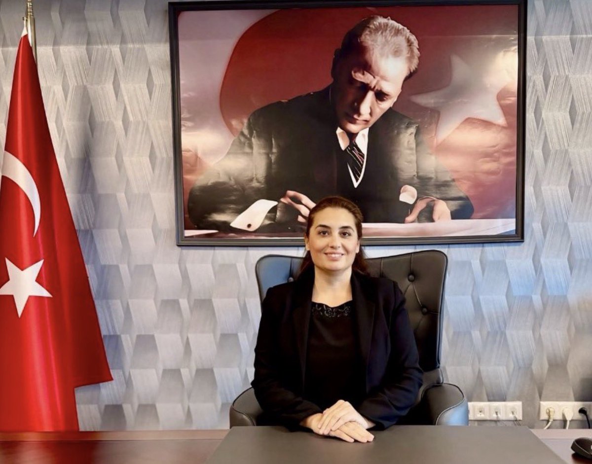 Bir annenin yaşamının, üstelik kendi evladının eliyle böylesine trajik bir şekilde son bulmuş olması kahredici, bu ihanetin ağırlığını tarif edebilecek bir söz yok.
Fakat gündemin gürültüsü içinde kaybolmasın:
Yalova Cumhuriyet Başsavcısı Duygu Bayar Öksüz, hiçbir manipülasyona