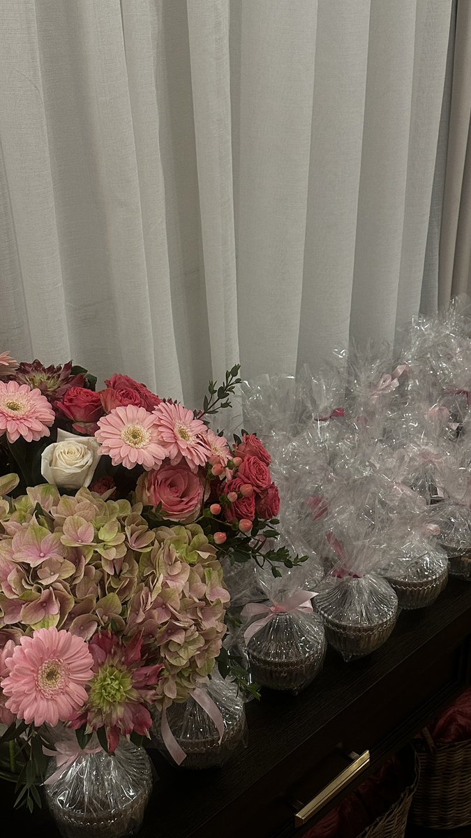 سمَّاهَا إِلَه الكُون زَهْرَه
وفَاحت مِن جِنَان النُور زَهْرَه 🩷