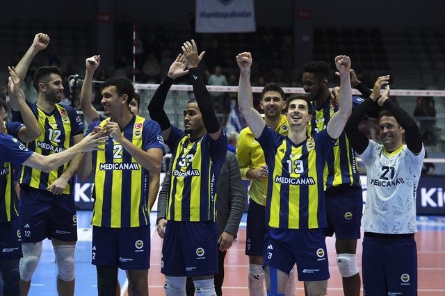 souvess's tweet photo. Fenerbahçe bu hafta Avrupa kupalarında oynadığı bütün maçları kazandı. 💛💙

🏀 Fenerbahçe Opet 96-48 Reyer Venezia
🏐 Radnički Kragujevac 0-3 Fenerbahçe Medicana
⚽️ SK Brann 0-4 Fenerbahçe
🏀 AS Monaco 86-92 Fenerbahçe Beko https://t.co/hwYEGDR9fv