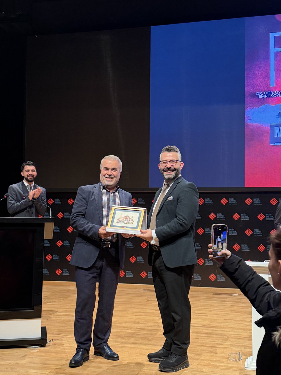 fsmhukukkulubu's tweet image. Günümüzde medya; toplumu şekillendiren ve hukukun sınırlarını zorlayan en güçlü alanlardan biri.
FSMVÜ Hukuk Kulübü olarak bu etkileri ve hukuki boyutunu ele aldık.
Katkıları için:
🎙️ Oya Çebi
🎙️ Av.Dr.Tarkan Erdal
🎙️ Dr.Öğr.Üyesi Emre Soyer’e
teşekkür ederiz.