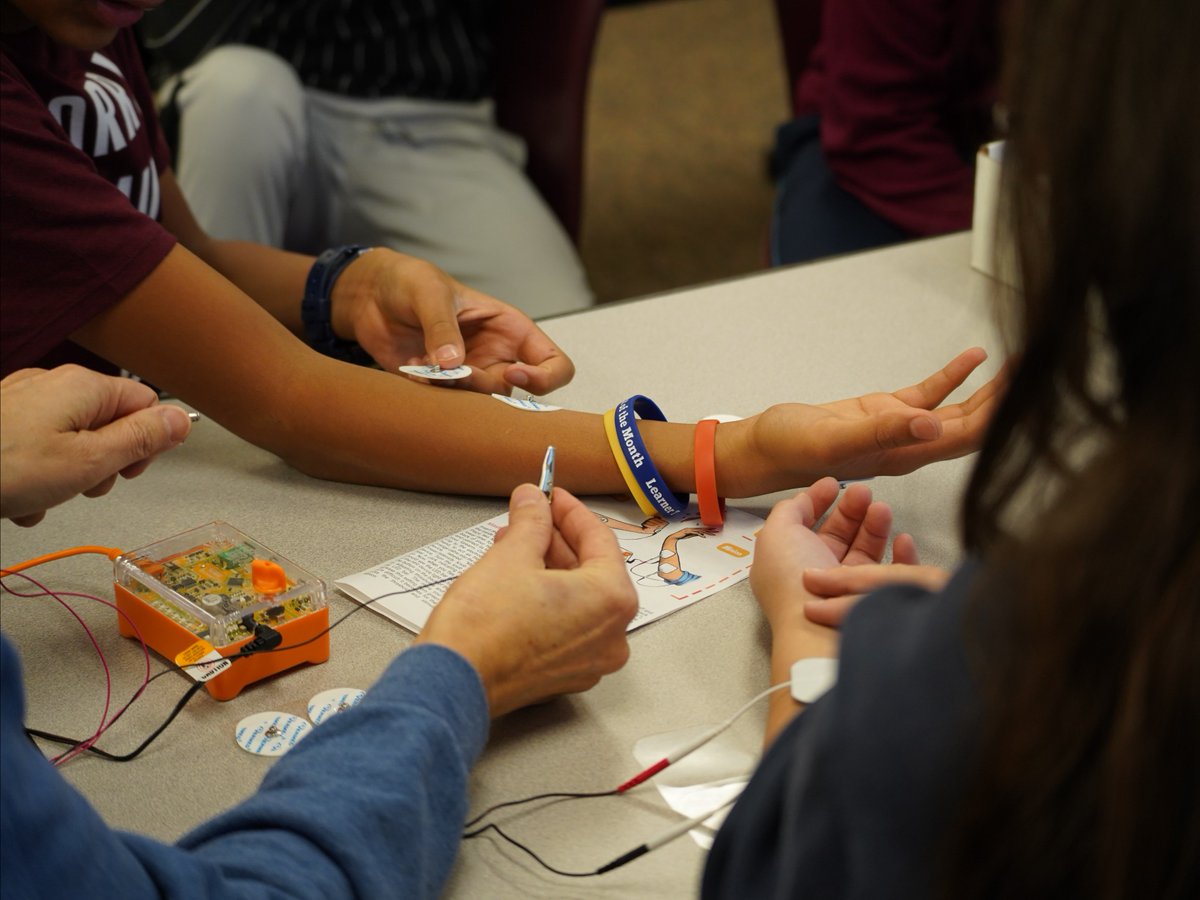 Check out Mrs. Giles &amp; Mrs. Fuhrman's science lesson from JSW! 7th graders learned how the nervous system works using the Backyard Brains interface -- sending electrical signals from one person's muscles to move their partner's hand! We loved this safe &amp; interesting lesson🫸👀