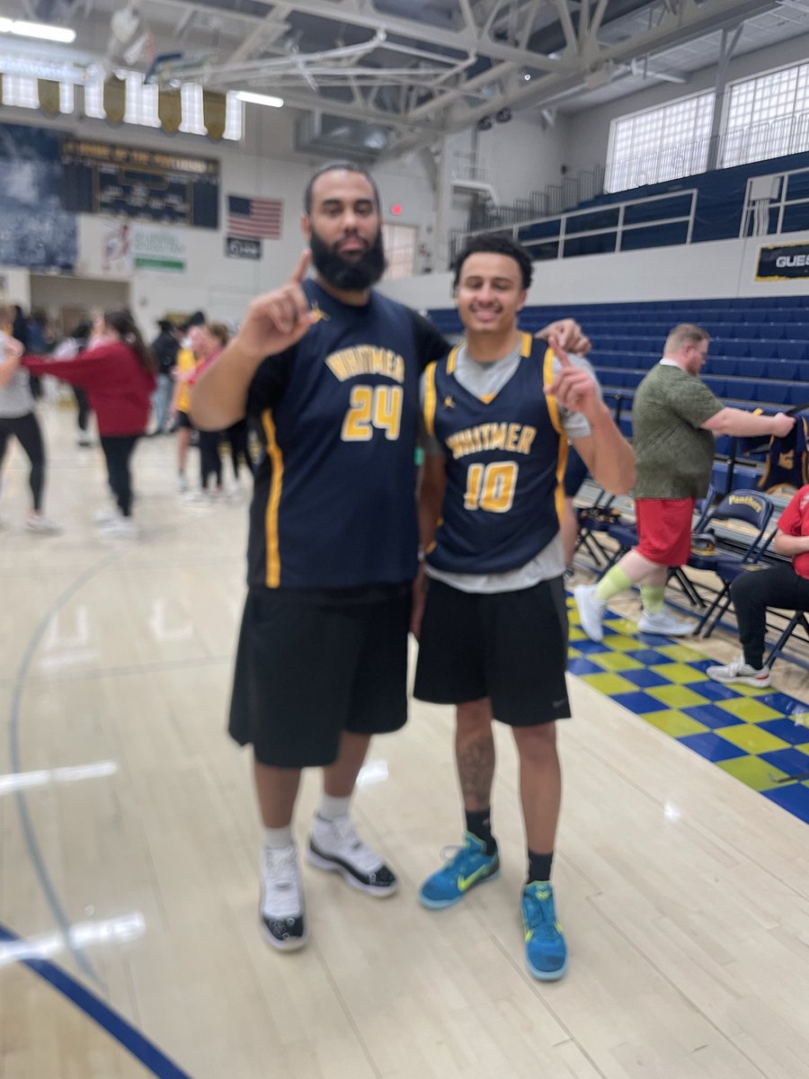 CoachVB_'s tweet image. Last yr I didn’t walk over to the stdnt v staff game because of how unhealthy I was. Couldn’t stand the idea of walking that far if I didn’t have to. Today I got to play in it.  Haven’t played in 10yrs. 6pts 3 rebs, we got the dub! Funnest day of my teaching career so far.