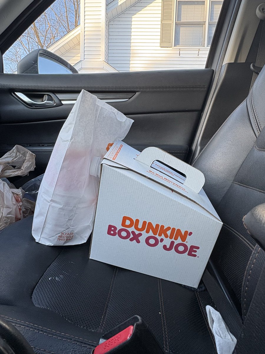 theycallmenetti's tweet photo. Instead of buying a cup of ☕️ everyday, today save some money I bought a box.

They give me the box with a bag full cups and like I’m some sort of Robin Hood providing happiness to a others. Nah, dude, I’m just a fat guy with an addiction and a borderline financial genius. BTFO https://t.co/jCtRceC5VG