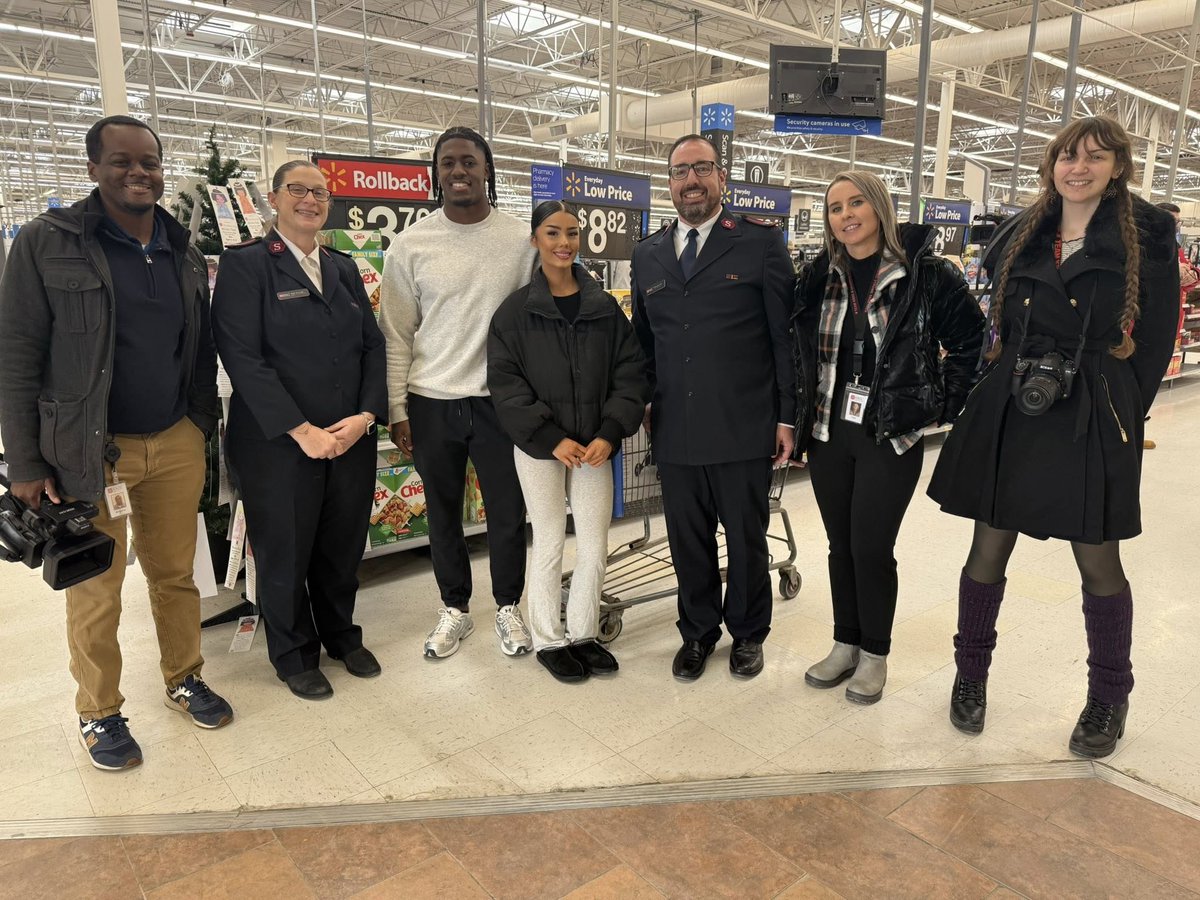 Huge thanks to <a href="/NDFootball/">Notre Dame Football</a> running back Jadarian Price for spending part of his afternoon shopping for families in The Salvation Army's Angel Tree Program! 🎁✨

Together we can make sure every child experiences the joy of Christmas morning❤️🎄

salvationarmyusa.org/walmart-angel-…