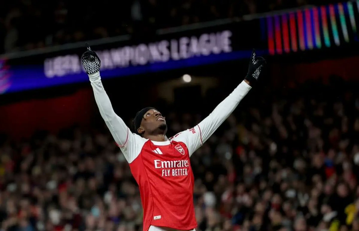 FrenchAFC's tweet photo. 🗣️ Noni Madueke à propos de la religion au sein de l'équipe :

« C'est fantastique d'avoir une équipe qui n'ait pas honte de cela. On pense que cela nous donne un énorme coup de pouce lorsqu'on entre sur le terrain, car on sait qu'on n'est pas seuls.

On croit que Dieu se bat pour nous. On est déjà très proches, mais j'ai l'impression que ça nous rapproche encore plus.

Avant chaque match, on prie ensemble pendant quelques minutes, puis on se retrouve à l'hôtel pour étudier la Bible et prier. On vérifie aussi que tout le monde va bien, on prend des nouvelles les uns des autres.

On est probablement une dizaine. On choisit un passage des Écritures, on en discute, on le lit, on voit ce que chacun traverse, comment on peut aider, on prie les uns pour les autres, des choses comme ça, donc c'est vraiment bien. »