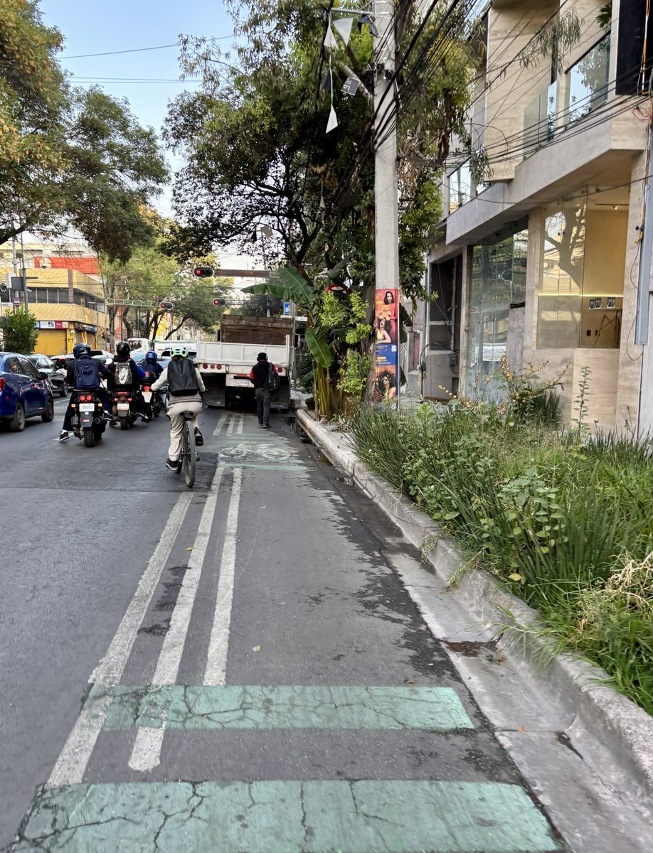 tomé un tramo de #CicloviaMonterrey 

Un pedazo del tramo que tomé ha perdido un número muy considerable de confinadores, el otro pedazo del tramo estaba invadido.

A <a href="/ClaraBrugadaM/">Clara Brugada Molina</a> no le interesa la #SeguridadVial y eso permea en la ineptitud de <a href="/LaSEMOVI/">Secretaría de Movilidad CDMX</a> <a href="/SOBSECDMX/">Secretaría de Obras y Servicios CDMX</a> y <a href="/UCS_GCDMX/">Unidad de Contacto del Secretario SSC CDMX</a>