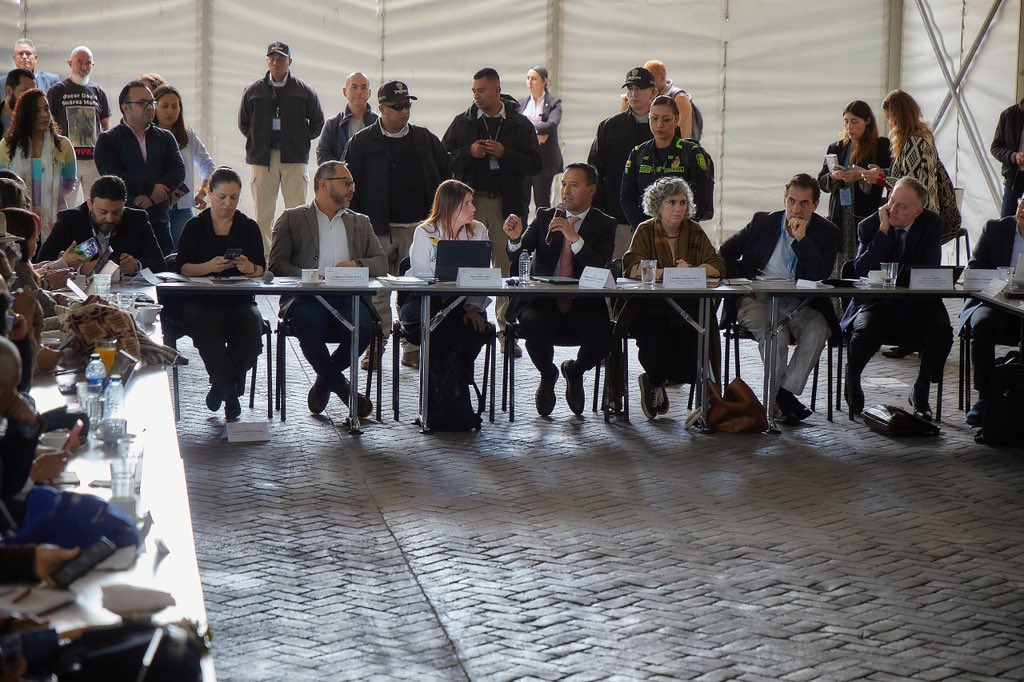 DefensoriaCol's tweet image. La Defensora del Pueblo, @MarnIris, lidera la tercera sesión de la Mesa Nacional de Garantías, un espacio de articulación entre el Estado, aliados internacionales y vocerías territoriales, orientado a fortalecer medidas efectivas de protección de las personas defensoras de…