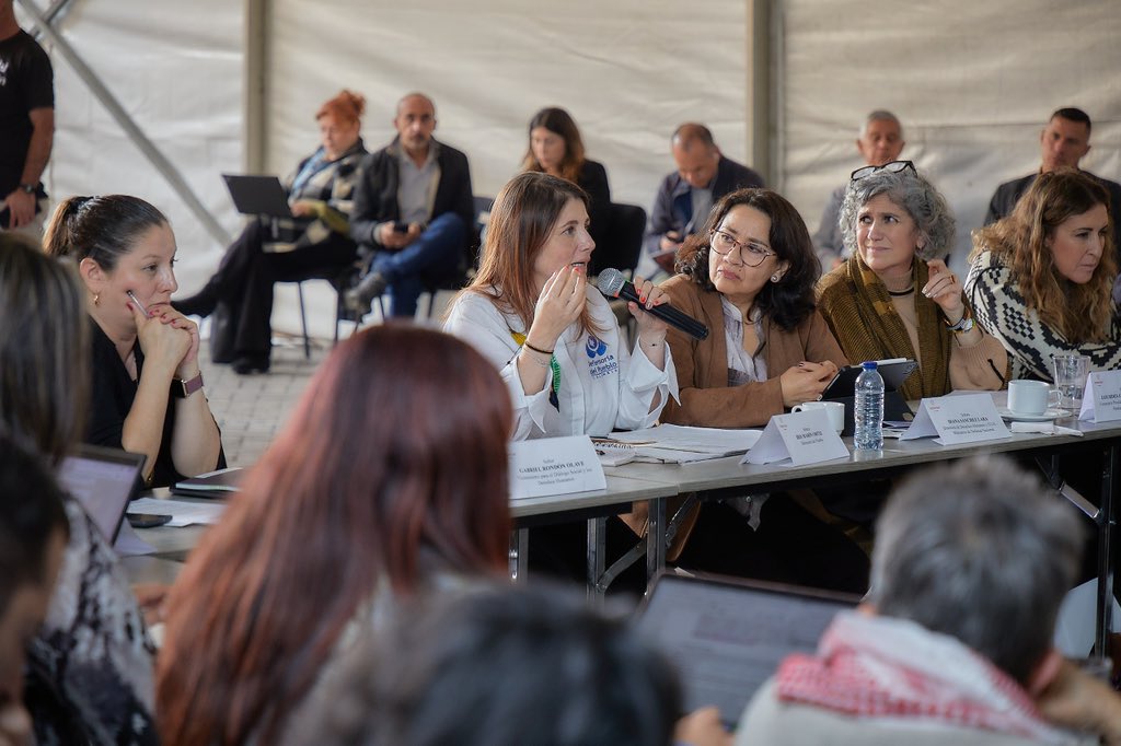 DefensoriaCol's tweet image. La Defensora del Pueblo, @MarnIris, lidera la tercera sesión de la Mesa Nacional de Garantías, un espacio de articulación entre el Estado, aliados internacionales y vocerías territoriales, orientado a fortalecer medidas efectivas de protección de las personas defensoras de…