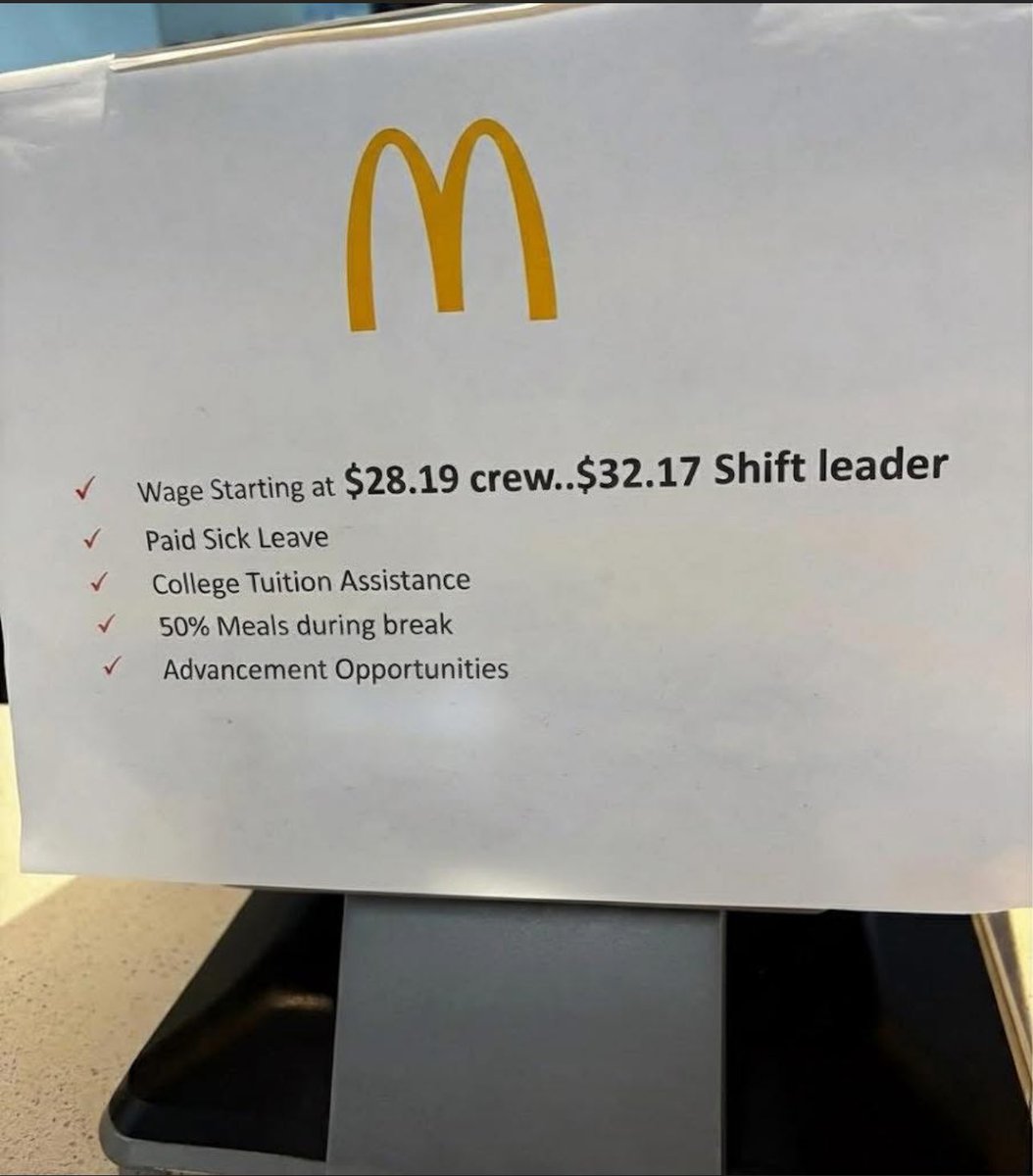 seleena6166's tweet image. Not gonna lie… working at McDonald’s doesn’t sound bad AT ALL with pay like this. $28 an hour for crew and $32 for shift leaders?? In this economy??? That’s better than half these “real jobs” out here 😭 Nobody should be clowning fast food workers anymore.. 

everyone might as…