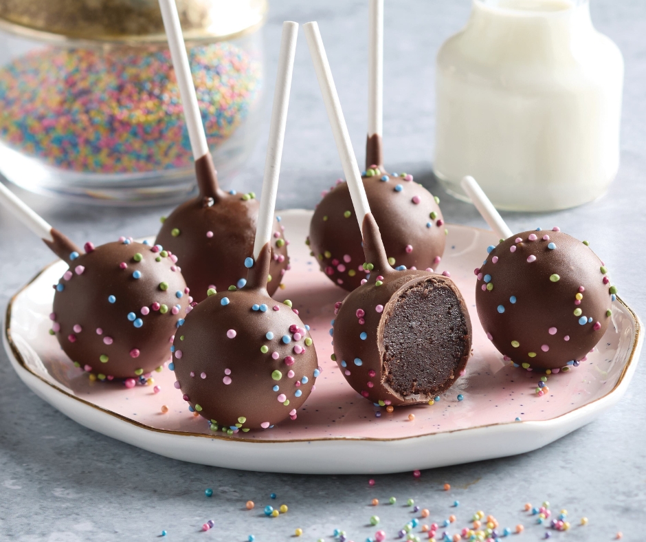 Faites le bonheur de tous en ajoutant nos ✨NOUVEAUX✨Gâteaux-sucettes au chocolat à votre liste. 🍫🎊

Riches, chocolatés et garnis de paillettes, c’est la fête à chaque bouchée.

Qu’attendez-vous ? Magasinez les desserts des Fêtes dès maintenant > ow.ly/JUFk50XBqr0