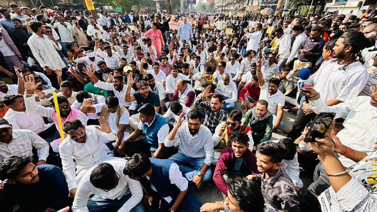 makhan_chandra's tweet image. शासन के कमजोरी समझव या लाचारी....?

छत्तीसगढ़िया मन ला आंतकवादी समझत हे की उग्रवादी अतना सुरक्षा व्यवस्था तो आतंकी मन के लिए भी नई करे जितना सर्व छत्तीसगढ़िया समाज के आवाज दबाए बर सुरक्षा राखे गेहे...
जागव छत्तीसगढ़िया तुमन अपन हक अधिकार बर शांतिपूर्ण ज्ञापन घलों नई दे सकव।