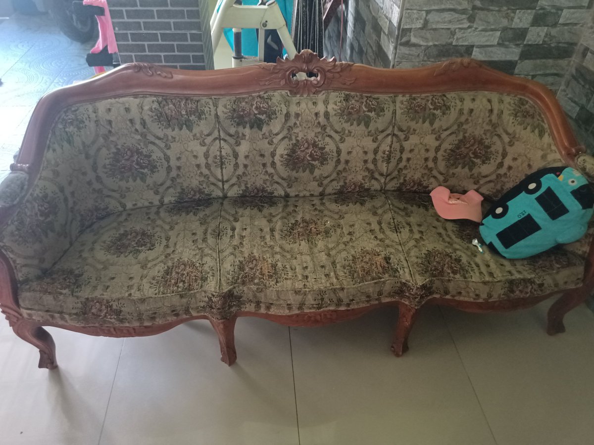 Diangel31's tweet photo. Dijual kursi kayu jati, anggap aja jual kayu. 2 juta nego yg mau dm aja. Lok. Depok https://t.co/MOpAPNjdrN