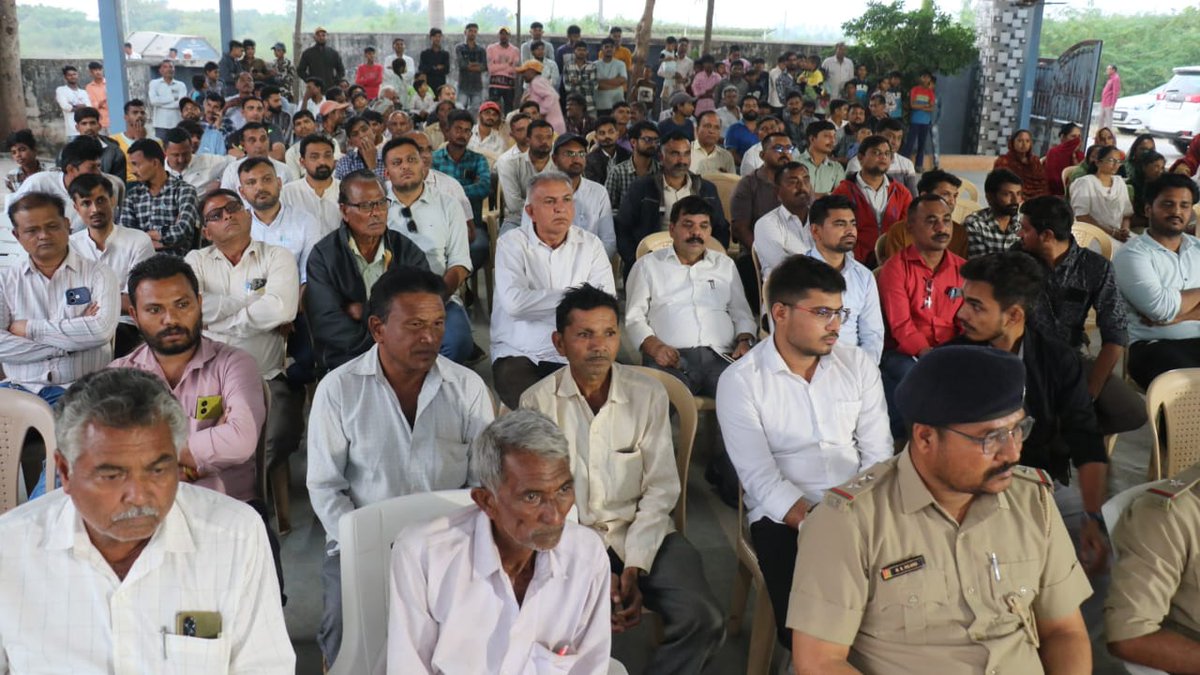 InfoGirsomnath's tweet photo. કોડીનાર તાલુકાના બરડા ખાતે કલેક્ટર શ્રી એન.વી.ઉપાધ્યાયના અધ્યક્ષસ્થાને રાત્રીસભા યોજાઈ
--
ગ્રામજનોની રજૂઆત સાથે જ ફૂટપાથ બનાવવા માટે તાત્કાલીક ધોરણે રૂ.૧ લાખ મંજૂર કરતા કલેક્ટરશ્રી
#GujaratGovernment
#GoodGovernence
@CMOGuj @InfoGujarat @collectorgirsom @DdoGirsomnath https://t.co/9lTwybHyXz