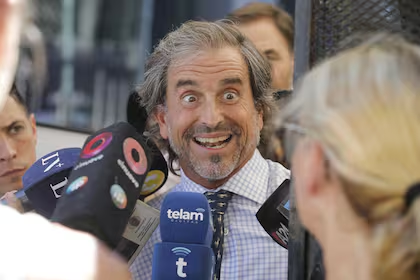 TodoNegativo's tweet image. Se llama Alberto Tiburcio Benegas Lynch​. Le dicen "Bertie". Se pasó la vida hablando contra los "parásitos del Estado". Desde 2023 es diputado nacional y cobra un sueldo millonario. ¿Sabés cuántos proyectos presentó en dos años? NINGUNO.