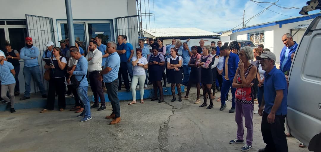 MaydelinRa's tweet photo. Familiares y trabajadores recibimos hoy al Destacamento Juan Delgado de #Etecsa_Mayabeque que regresa de Santiago de Cuba con el deber cumplido en el apoyo al restablecimiento de las redes de telecomunicaciones tras el paso del huracán Melissa. ¡Gracias!
#EtecsaConCuba https://t.co/FYzNeoM6Ij