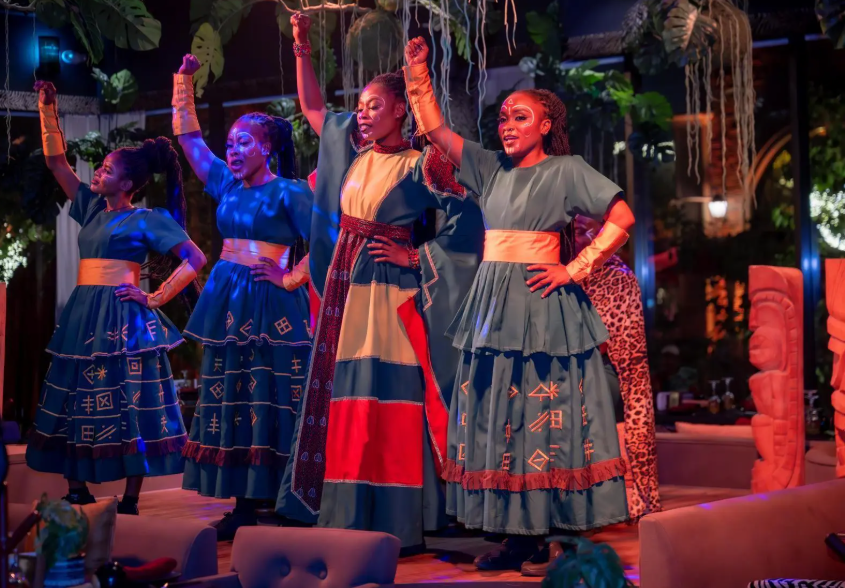 صور .. منطقة ذا جروفز.. تجارب ترفيهية وثقافية متجدّدة ضمن موسم الرياض 2025. تضم المنطقة عروضًا فنية مستوحاة من الثقافات الأفريقية، تشمل الموسيقى الحية والاستعراض التفاعلي والعروض الأدائية 