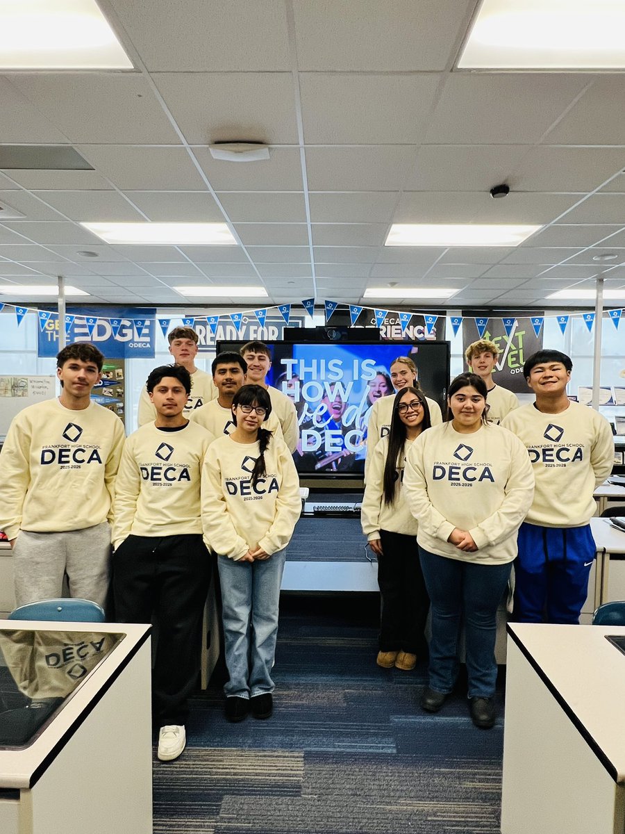 FrankfortDECA's tweet image. Strategic Marketing students presenting to FMS PCC classes virtually using our school’s interactive board. 
@csfhotdogs @FHSHotDogs 

#DECA #GoTheExtra #recruiting #presentation #marketing