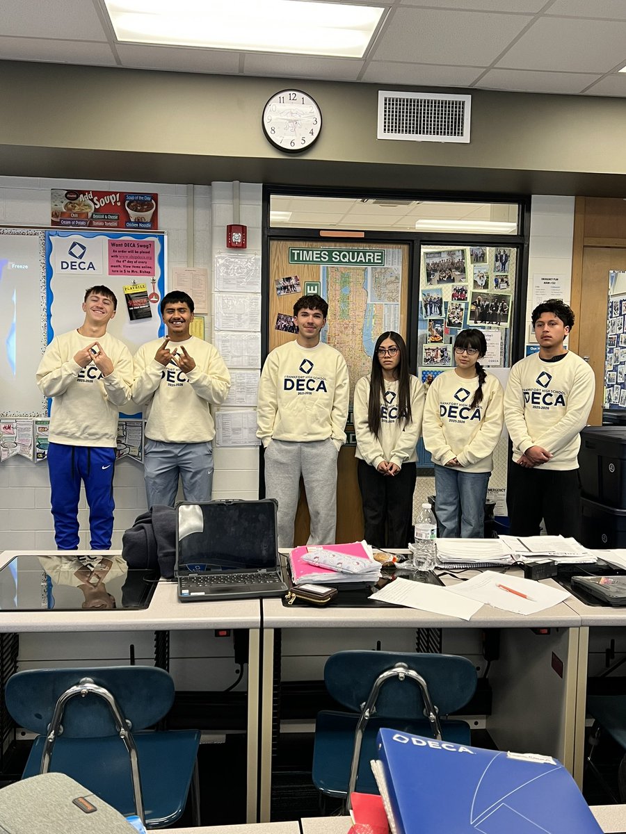 FrankfortDECA's tweet image. Strategic Marketing students presenting to FMS PCC classes virtually using our school’s interactive board. 
@csfhotdogs @FHSHotDogs 

#DECA #GoTheExtra #recruiting #presentation #marketing