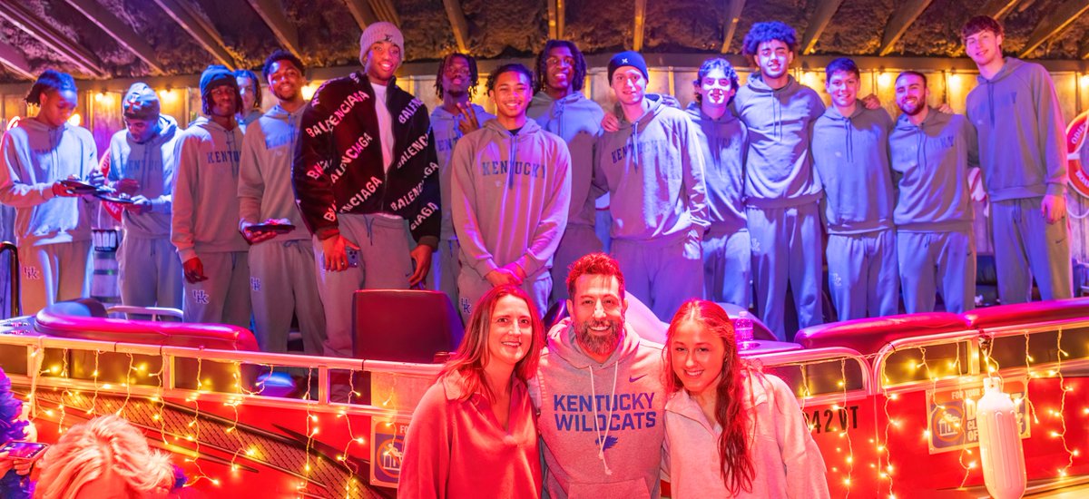 bdGlobalSports's tweet image. .@KentuckyMBB in Nashville! #MusicCityMadness