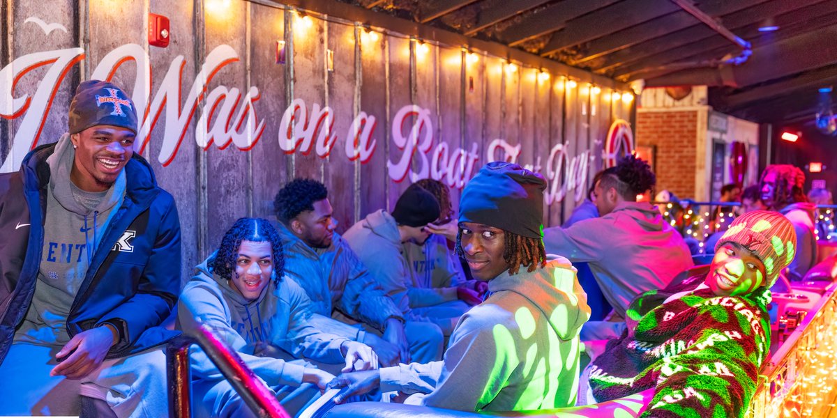 bdGlobalSports's tweet image. .@KentuckyMBB in Nashville! #MusicCityMadness