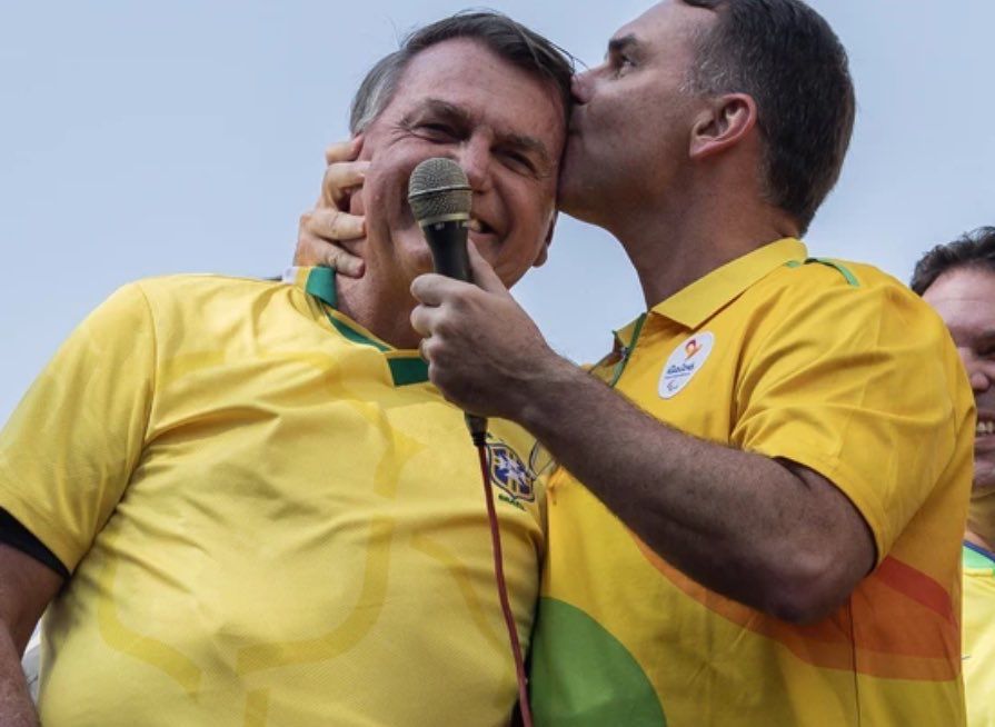 CentralDireitaB's tweet image. 🇧🇷 URGENTE: Bolsonaro teria afirmado pela primeira vez que deseja indicar Flávio Bolsonaro para disputar a Presidência da República.

A previsão é que o senador faça mais viagens pelo país e assuma protagonismo nos confrontos com Lula.

🗞️ @Metropoles/@PauloCappelli_