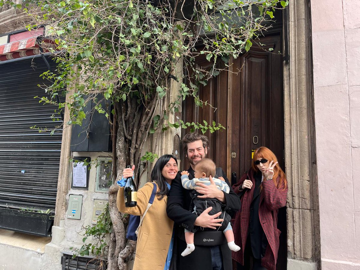 Hoy reinaugura el bar notable Café Rivas

Meses de esfuerzo, insomnio, sacrificio y empuje. También de aprendizaje, entusiasmo y risas. Vengan a  brindar con un vermú y escuchar la selección de vinilos de amigos.

De 19 a 00 Hs.
EEUU y Balcarce, la esquina de Bs As. San Telmo.