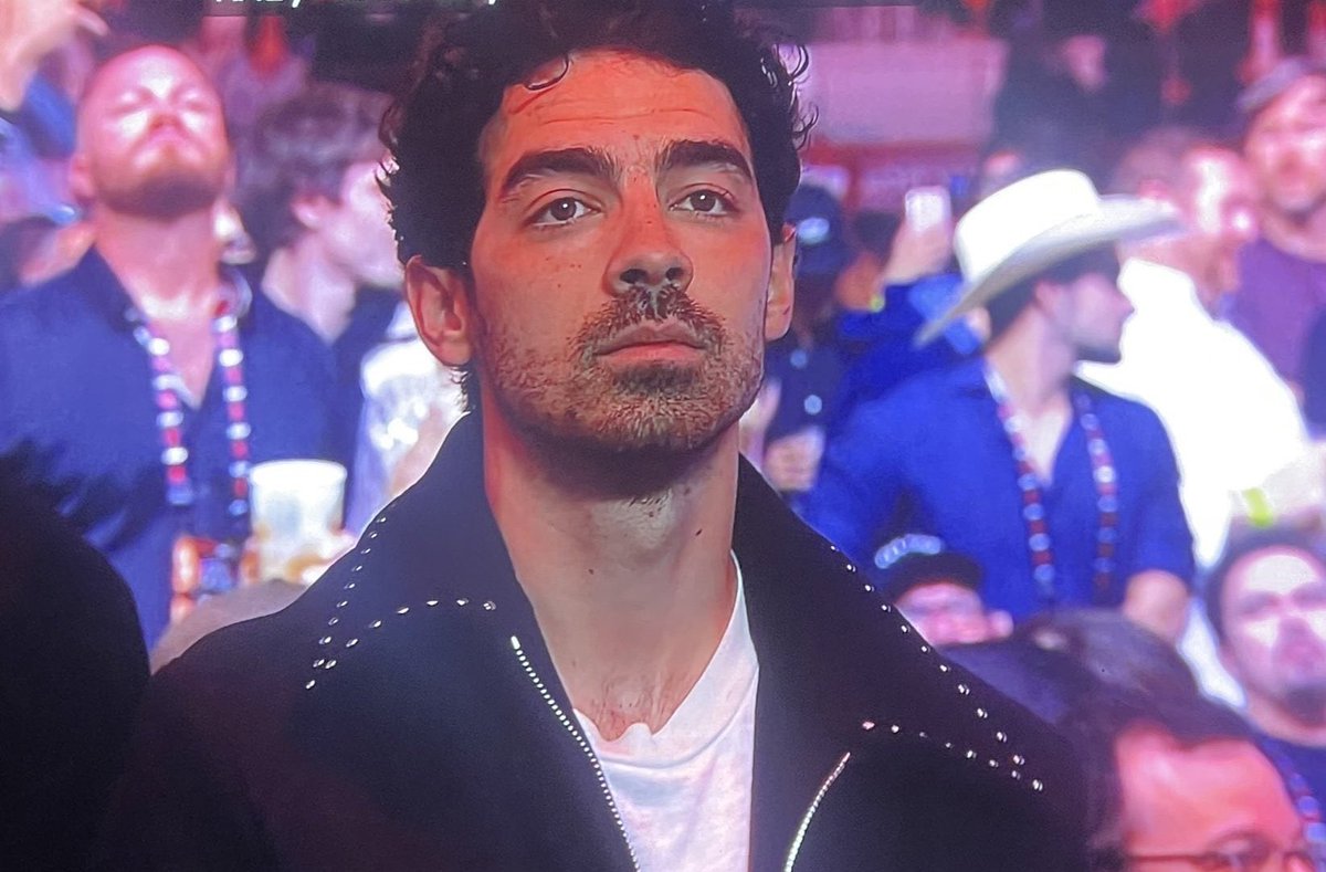 why the brothers were called broke &amp; irrelevant this year:

- touring again
- popular special guests
- smaller special guests
- having no special guests
- their christmas movie 
- camp rock 3

Lmfao it’s their 20th anniversary &amp; as they said before, they’re giving fans nostalgia
