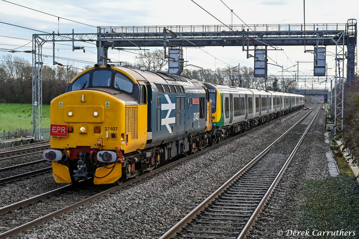 carru12901's tweet image. Europhoenix 37407 'Blackpool Tower' hauling 350256 &amp;amp; 350252 past Cathiron Warwickshire on the 5th December 2025 on the 10:18 Wembley European Freight Operation Centre to Long Marston. #class37 #tractor #class350