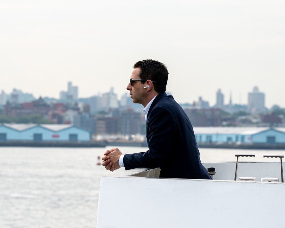 How every investment banking analyst who worked on the Netflix / Warner Bros deal feels this morning (they mainly spread comps and sent calendar invites)