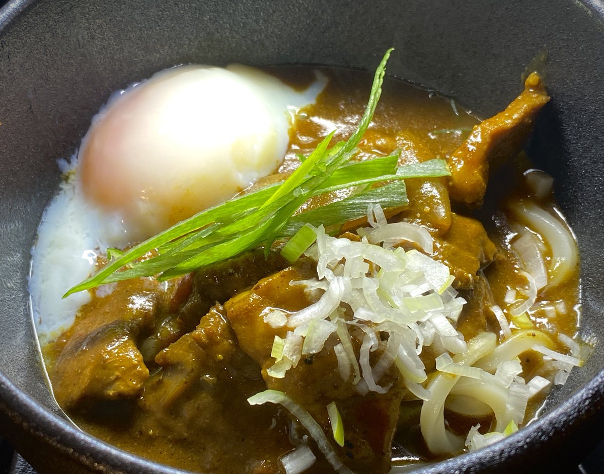 寒くなってきたので期間限定でやります❗️
「東京Xの豚カレーうどん」
生UMAMIを使用した優しい出汁と
無菌豚東京Xの脂のコクが深い味わいを体現してます！是非〆に😏
そして豊富なトッピングを可能にしました

①温泉卵
②発酵バター
③炙りチーズ
④ネギ増し
⑤辛々パウダー
⑥有明海苔
⑦小ライス