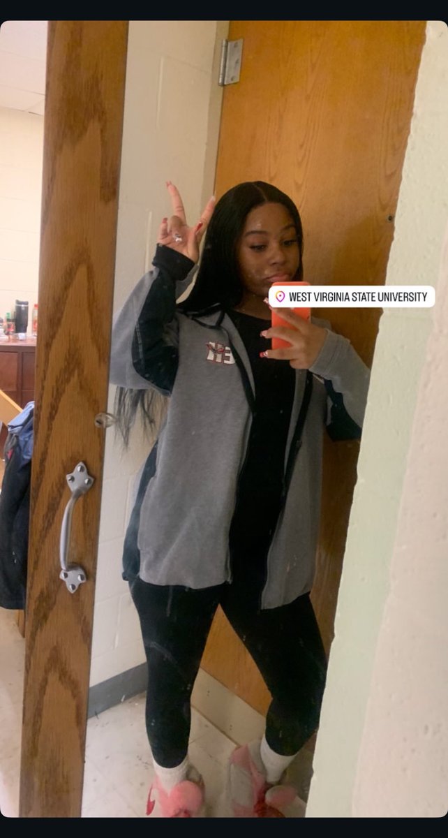 TamonRollins's tweet image. #ClientCam 👑🎀

“24” inch Frontal Unit Install 
Wig From: @TikTokShopUSA 
Install/ Style: @TFrontals 
Adhesive Used: #RedByKiss 

Trust the process- come get your crown adjusted. #Retweet #Viral #DMVHairstylist #TrustTheProcess #Frontals #FrontalUnit #Bundles #Wigs #TeeFrontals