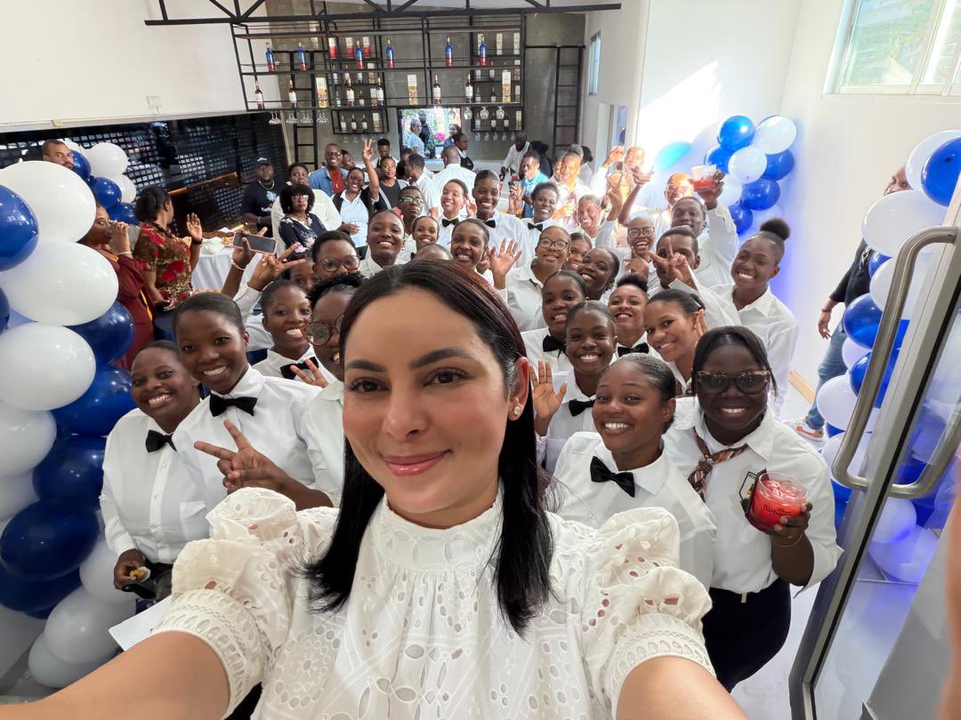 DelphineGardere's tweet photo. J'ai été heureuse d’inaugurer hier le Bar Pédagogique de l’École Hôtelière d’Haïti.

Dans un pays où la situation reste si difficile, investir dans la jeunesse est un devoir et un acte d’espoir.

À Barbancourt, nous croyons que l’avenir d’Haïti se construit dans les salles de classe et dans les rêves de cette jeunesse.

J’ai été particulièrement émue de voir qu’une majorité de cette promotion est composée de jeunes femmes, car dans un contexte aussi éprouvant, leur détermination et leur ambition envoient un message fort : Haïti continue d’avancer grâce au courage de ses jeunes et notamment de ses filles.

Merci aux équipes et aux professeurs pour leur engagement.

Et à vous, chers étudiants et chères étudiantes : continuez à rêver grand. Haïti a besoin de vous. 🇭🇹✨