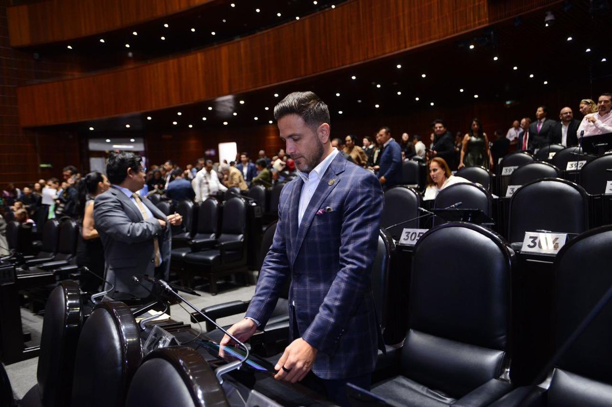 TonyGaliLopez's tweet photo. Como integrante de @DiputadosVerdes celebro la aprobación de la nueva #LeydeAguas: un cambio profundo que llega por escuchar a la ciudadanía.

Estoy convencido de que el agua no debe ser un privilegio, ni una mercancía, es un derecho que hay que defender con urgencia y responsabilidad. 

Esta reforma marca un antes y un después: un paso real para garantizar que todas las familias tengan acceso al agua, y para proteger este recurso vital de la sobreexplotación.

Gracias a quienes alzaron la voz; seguiremos trabajando con firmeza, con la convicción de que el derecho al agua es prioridad.
#DerechoAlAgua