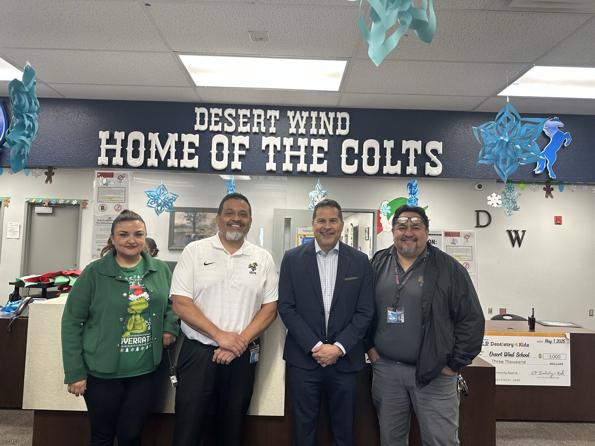 DWS_PK8's tweet photo. Always a pleasure having Mr. Vasquez visit! Today he stopped by to thank Ms. Sotelo for the amazing portrait she created. We even got to vote on student artwork for first place. Congrats to our talented students! 🎨🙌 @jim_vasquez20 @SISD_ES @HValverde_DWS https://t.co/5wxRHRajRi