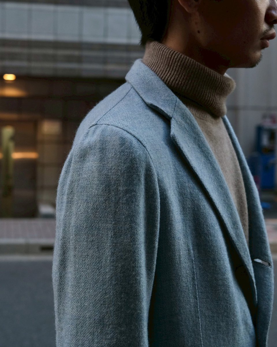 他のクラシックジャンルから揶揄される、ナポリの手仕事感。ある種の野暮ったさを伴った姿こそ、実はナポリ仕立てが絶対負けない強みです。
イタリア人が最も大切にする『Mamma(お母さん)の精神』を形にした、人への愛を具現化した、土臭くも温かい姿。それを着"こなす"。大層格好良いじゃありませんか