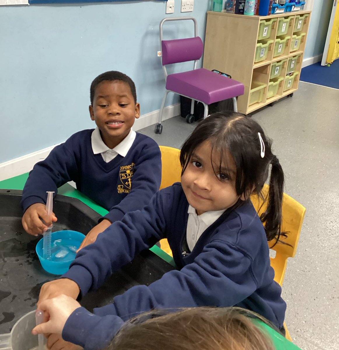 StDomSavioRC's tweet image. After learning about Shackleton, EYFS spent time exploring ice! They enjoyed seeing the different states of solid and liquid and using the pipettes to pick up the water! #EYFS #EYFSScience