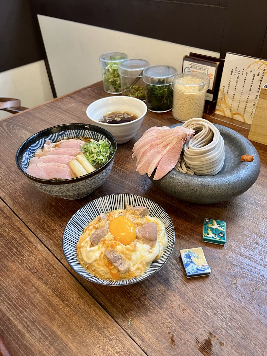 静かに夜空を見上げれば、今年最後の満月🌕
しっとりとした鴨の旨みが、香り高い蕎麦に絡む至福のひととき🍃
“コールドムーン”の光が、蕎麦湯気にそっと溶けこむ❄️
濃厚なつけ汁に潜らせた大人の贅沢を一口どうぞ✨
#京都鴨蕎麦麦田 #京都グルメ #京都和食 #京都ごはん巡り #kyoto #kyotofood