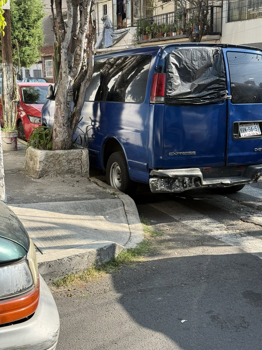 happyxavy's tweet photo. Solicitamos el retiro de camionetas que bloquean la entrada a la calle y las rampas para personas con discapacidad, no permitieron la entrada de la unidad del #ERUM en Morelia esquina Cda de Morelia, Santa Teresa @ALaMagdalenaC  @UCS_GCDMX 
Las emergencias son prioridad. https://t.co/NYn21omAEp
