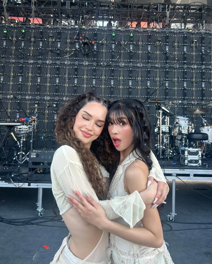 confessionshilx's tweet photo. cindy lou who | mini au sodani ❄️

Sophia sempre encontrou conforto no brilho do Natal. Depois de uma temporada exaustiva, as meninas fogem para o Canadá, mas a paz acaba quando Sophia precisa encarar seu amor secreto, Daniela… e o namorado dela, Jonah David. https://t.co/hAcGjwnnV5