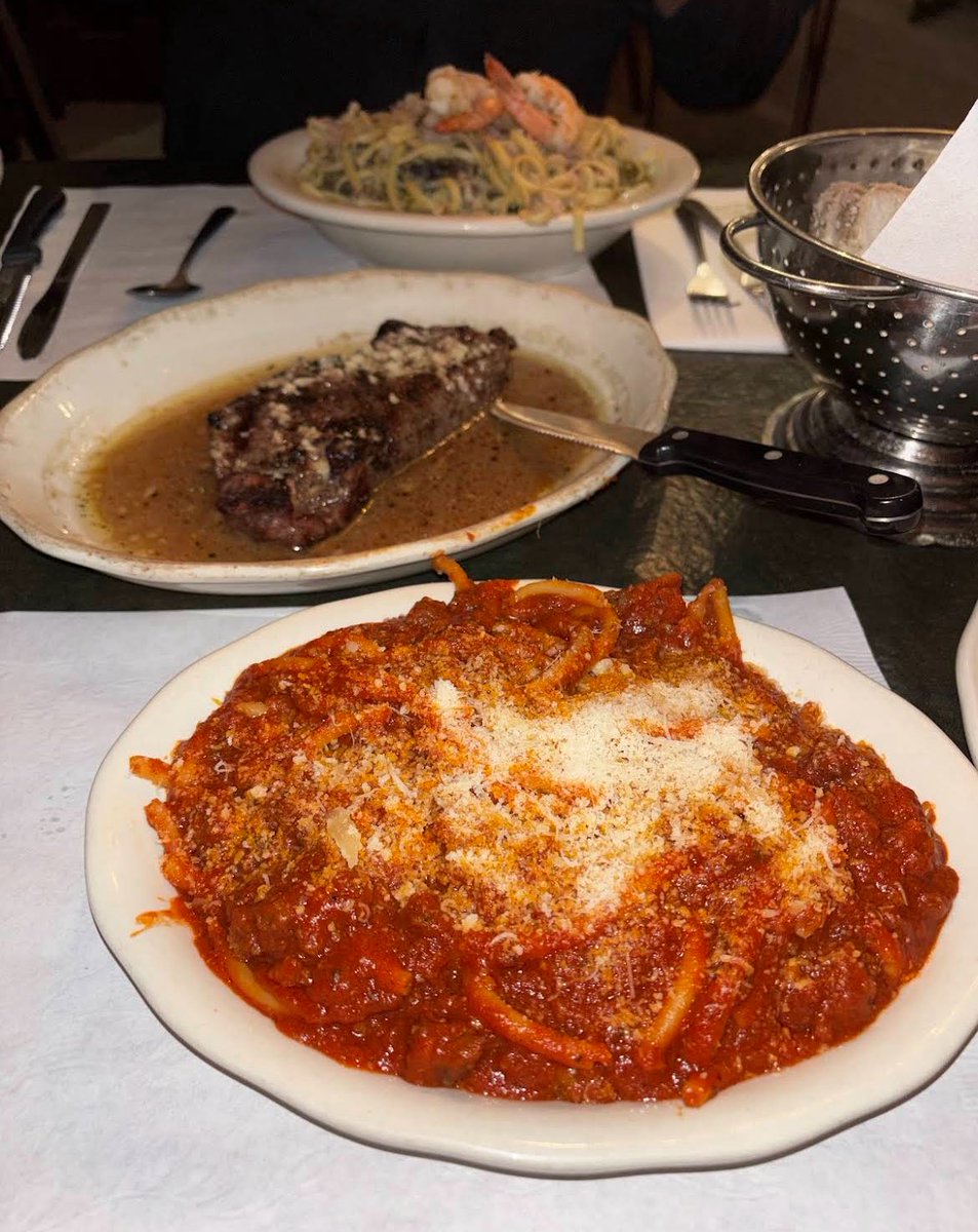 Look no further for your Friday dinner plans! 🍝 Come warm up with a mouthwatering meal on #theHillStL 🇮🇹