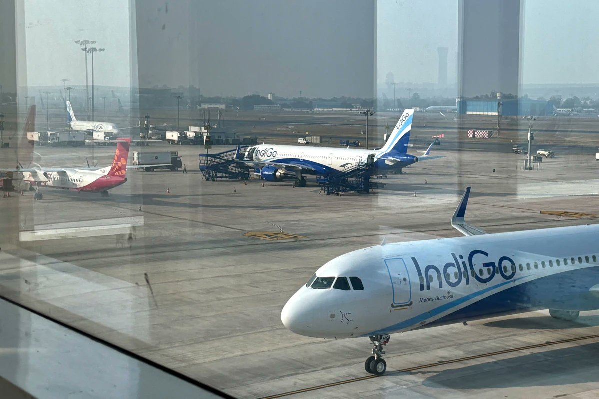 MayuriVerse's tweet photo. ✈️ IndiGo Crisis
IndiGo का ऑपरेशन चरमरा गया
इंडिगो की उड़ानें जमीन पर, यात्री परेशान
3 दिन में 1,300+ फ्लाइट्स रद्द - एयरपोर्ट पर हज़ारों लोग फँसे हुए।
न सुविधा, न जानकारी… बस अफरा-तफरी।
क्या भारत की एविएशन व्यवस्था इतने बड़े क्राइसिस के लिए तैयार थी?

#IndiGo #AviationCrisis #PassengersFirst
#FlightCancellation 
#PassengerRights