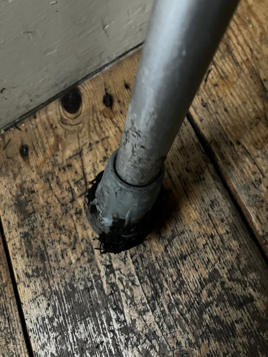 foodgrower's tweet image. A muddy #ferrule. I’m back working outdoors yippee but was very slippery today. Leading a wild #wreath making session @WCWCatford Lots of lovely wreaths &amp;amp; happy people. Now absolutely exhausted &amp;amp; lying in bed but feeling festive. #kneereplacement #christmaswreaths