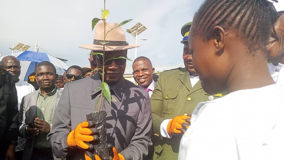 TANG : La Journée Nationale de l’Arbre célébrée ce 5/12 sous le thème : « Planter un arbre pour sauver la planète »
La cérémonie a eu lieu en présence du Vice-Gouverneur de la province, Kabwe Mwehu Longo Isidore, du Ministre provincial de l’Environnement ainsi que de pls autres.